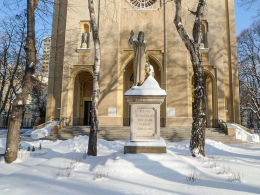 Figura Jezusa Chrystusa przy kościele św. Barbary. Warszawa, Śródmieście.