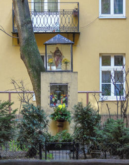 Kapliczka w podwórzu kamienicy przy ulicy Emilii Plater 8. Warszawa, Śródmieście.