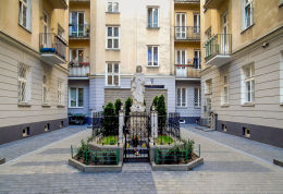 Kapliczka podwórkowa w kamienicy przy ulicy Marszałkowskiej 62. Warszawa, Śródmieście.