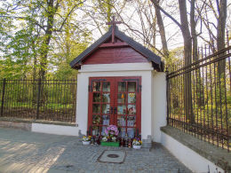 Przydrożna kapliczka przy ulicy Podchorążych w ogrodzeniu Łazienek. Warszawa, Śródmieście.