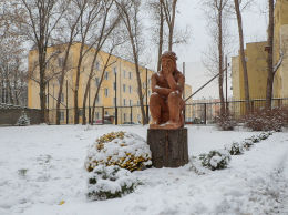 Przydrożna kapliczka, Chrystus Frasobliwy przy ulicy Deotymy. Warszawa, Wola.
