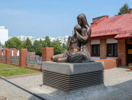 Pieta przy kościele św. Tomasza Apostoła. Warszawa, Ursynów.