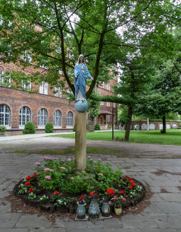 Figura Matki Boskiej na terenie klasztoru dominikanów na Służewiu. Warszawa, Mokotów.