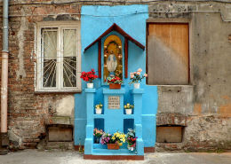 Kapliczka w podwórzu kamienicy przy ulicy Ząbkowskiej 12. Warszawa, Praga Północ.