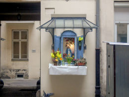 Kapliczka w podwórzu kamienicy przy ulicy Noakowskiego 12 Warszawa, Śródmieście.