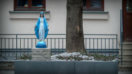 Figurka Matki Boskiej w podwórzu kamienicy przy ulicy Ząbkowskiej 5 Warszawa, Praga Północ.