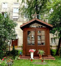 Przydrożna kapliczka domkowa przy ulicy Wileńskiej 18. Warszawa, Praga Północ.