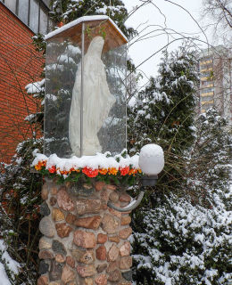 Przydrożna kapliczka Matki Boskiej przy ulicy Góralskiej (obok kościoła Dobrego Pasterza). Warszawa, Wola.