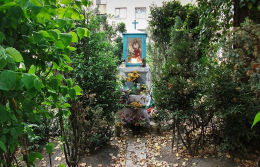 Kapliczka z figurą Chrystusa w podwórzu kamienicy przy ulicy Kępnej 4. Warszawa, Praga Północ.