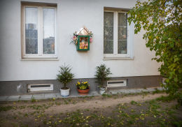 Kapliczka Matki Bożej na ścianie kamienicy przy ulicy Skaryszewskiej 2. Warszawa, Praga Południe.