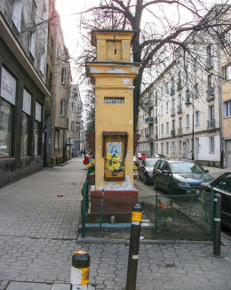 Przydrożna kapliczka u zbiegu ulic Puławskiej i Grażyny. Warszawa, Mokotów.