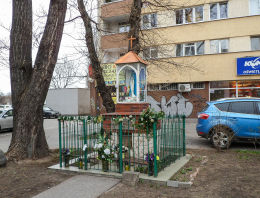 Przydrożna kapliczka przy ulicy Czerniakowskiej 42. Warszawa, Mokotów.