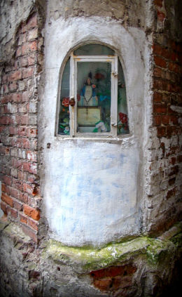 Kapliczka w podwórzu kamienicy przy ulicy Wileńskiej 3. Warszawa, Praga Północ.