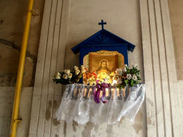 Kapliczka naścienna w bramie kamienicy przy ulicy Wileńskiej 31. Warszawa, Praga Północ.