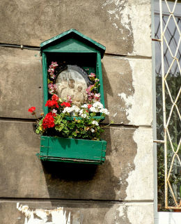 Kapliczka naścienna na fasadzie kamienicy przy ulicy Wileńskiej 59. Warszawa, Praga Północ.