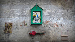 Kapliczka naścienna w podwórzu kamienicy przy ulicy Zaokopowej 3 Warszawa, Praga Północ.