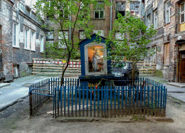 Kapliczka w podwórzu kamienicy przy ulicy Stalowej 34. Warszawa, Praga Północ.