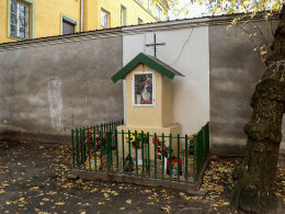 Kapliczka w podwórzu kamienicy przy ulicy Strzeleckiej 5 Warszawa, Praga Północ.