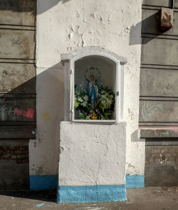 Kapliczka w podwórzu kamienicy przy ulicy Strzeleckiej 26. Warszawa, Praga Północ.