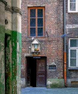 Kapliczka naścienna w podwórzu kamienicy przy ulicy Jagiellońskiej 27. Warszawa, Praga Północ.