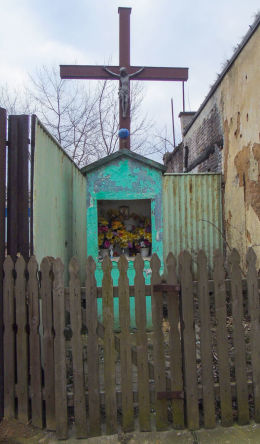 Krzyż prydrożny z kapliczką przy ulicy Okrzei 16. Warszawa, Praga Północ.