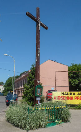 Krzyż przydrożny z kapliczką u zbiegu ulic Radzymińskiej i Śnieżnej Warszawa, Praga Północ.