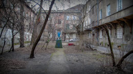 Kapliczka w podwórzu kamienicy przy ulicy Okrzei 30 Warszawa, Praga Północ.