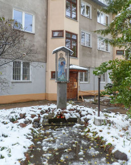 Kapliczka Matki Boskiej przy kościele św. Jakuba Apostoła. Warszawa, Ochota.