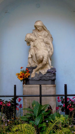 Pieta przy kościele kapucynów przy ulicy Miodowej. Warszawa, Śródmieście.