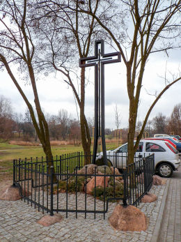 Krzyż przydrożny u zbiegu ulic Nowoursynowskiej i Elsnera. Warszawa, Mokotów.