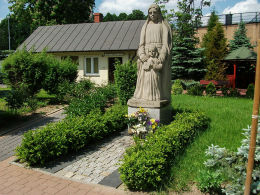 Figura św. Anny z Marią przy kościele Matki Boskiej Nieustającej Pomocy na Saskiej Kępie. Warszawa, Praga Południe.