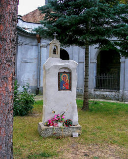 Kapliczka przy kościele św Antoniego Padewskiego przy ulicy Senatorskiej. Warszawa, Śródmieście.