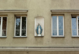 FiguraMatki Boskiej w fasadzie kamienicy przy ulicy Ząbkowskiej 12. Warszawa, Praga Północ.