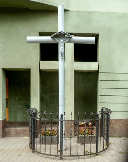 Krzyż przydrożny i symboliczny grób Rozalii Zamoyskiej przy ulicy Wileńskiej 47. Warszawa, Praga Północ.