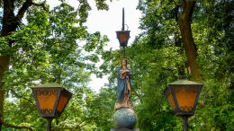 Figura Matki Bożej przy kościele św. Anny. Warszawa, Wilanów.