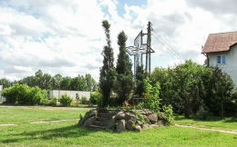 Krzyż przydrożny u zbiegu ulicy Anastazego Kowalczyka z Modlińską. Warszawa, Mokotów.