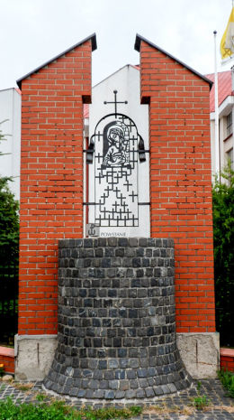 Kapliczka Matki Bożej Powstańczej (Armii Krajowej) przy kościele św. Apostołów Jana i Pawła. Warszawa, Praga Południe.