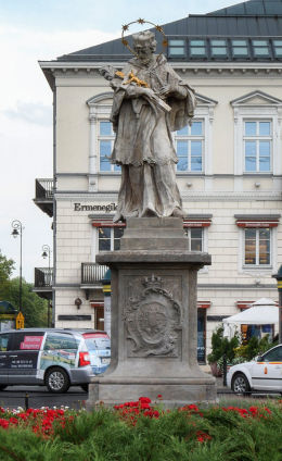 Barokowa figura św. Jana Nepomucena na Placu Trzech Krzyży. Warszawa, Śródmieście.