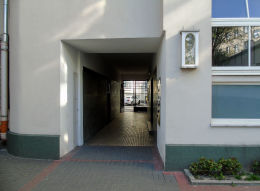 Kapliczka naścienna w podwórzu kamienicy przy ulicy Koszykowej 31. Warszawa, Śródmieście.