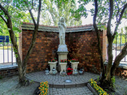 Kapliczka Matki Boskiej z Dzieciątkiem przy katedrze praskiej fundacji NSZZ „Solidarność”. Warszawa, Praga Północ.