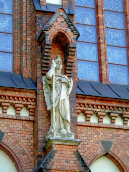 Symboliczna kapliczka z figurą św. Michała Archanioła w bocznej ścianie katedry praskiej. Rzeźbę wykonał w 1894 r. Tadeusz Skonieczny, a ufundował Michał Podhorski. Warszawa, Praga Północ.