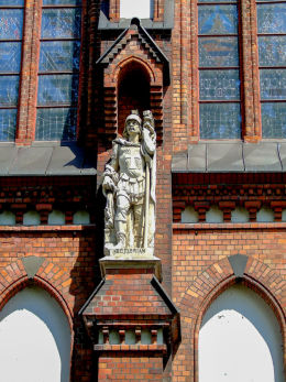 Symboliczna kapliczka z figurą św. Floriana w bocznej ścianie katedry praskiej. Rzeźbę wykonał w 1894 r. Tadeusz Skonieczny, a ufundował Henryk Pianczyński. Warszawa, Praga Północ.