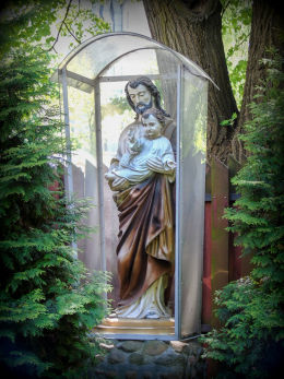 Kapliczka św. Józefa z Jezusem w ogrodzie parafii katedralnej św. Floriana i św. Michała Archanioła. Warszawa, Praga Północ.