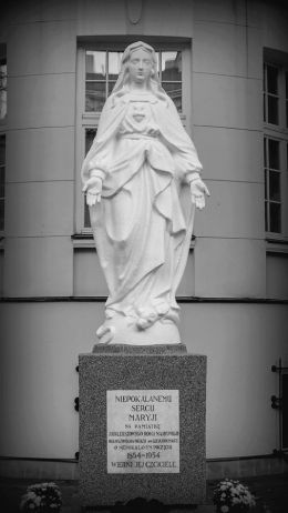 Figura Najświętszego Serca Maryi przy ulicy Narbutta 21. Warszawa, Mokotów.