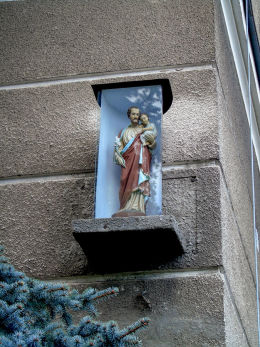 Kapliczka św. Józefa z Dzieciątkiem w narożniku budynku sióstr franciszkanek od strony ulicy Racławickiej. Warszawa, Mokotów.