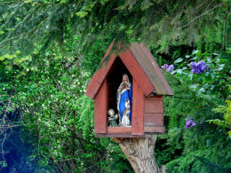 Kapliczka drewniana w ogrodzie przy ulicy Sągi 9A. Warszawa, Wilanów.