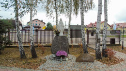 Głaz z figurą Matki Boskiej przy kościele Dobrego Pasterza przy ulicy Przewodowej. Warszawa, Wawer.