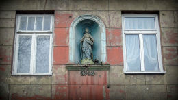 Figura Matki Bożej Łaskawej z 1912 r. w fasadzie kamienicy przy ulicy Środkowej 25. Warszawa, Praga Północ.