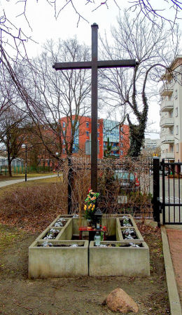 Krzyż przydrożny przy ulicy Namysłowskiej. Warszawa, Praga Północ.