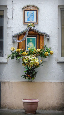 Kapliczka w podwórzu kamienicy przy ulicy Kowelskiej 4. Warszawa, Praga Północ.